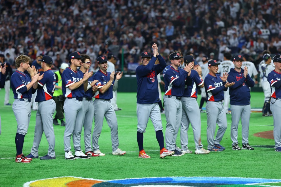 侍ジャパンに敗戦後、整列してスタンドへ挨拶するチェコ代表【写真：加治屋友輝】