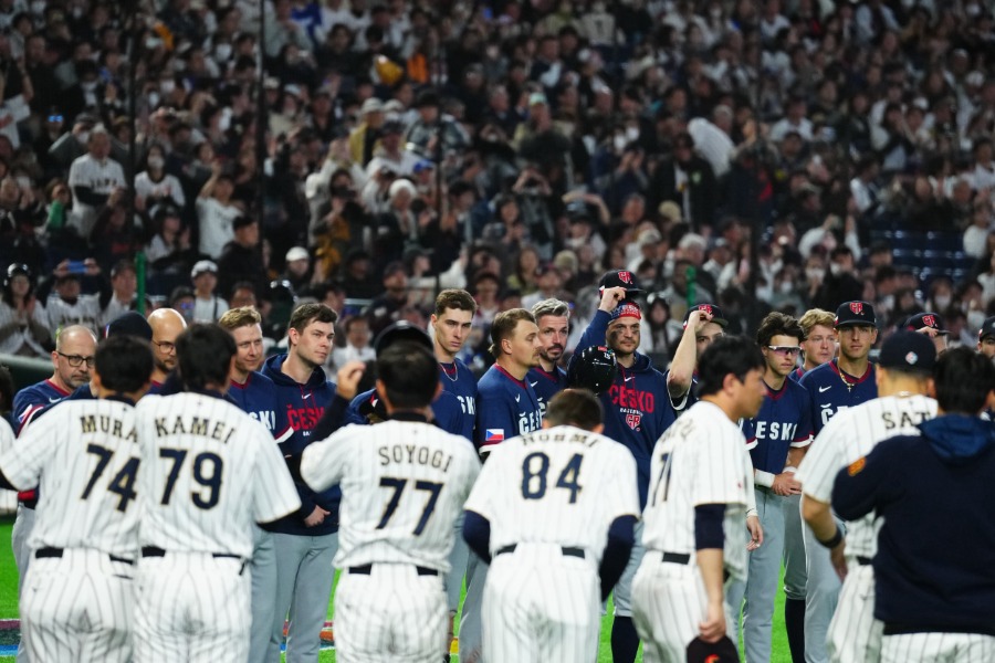 侍ジャパンに敗戦後、整列してスタンドへ挨拶するチェコ代表【写真：小林靖】