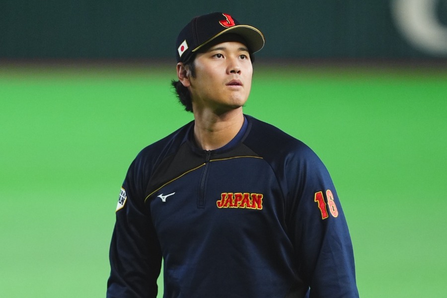 イニング間にキャッチボールを行う侍ジャパン・大谷翔平【写真：小林靖】