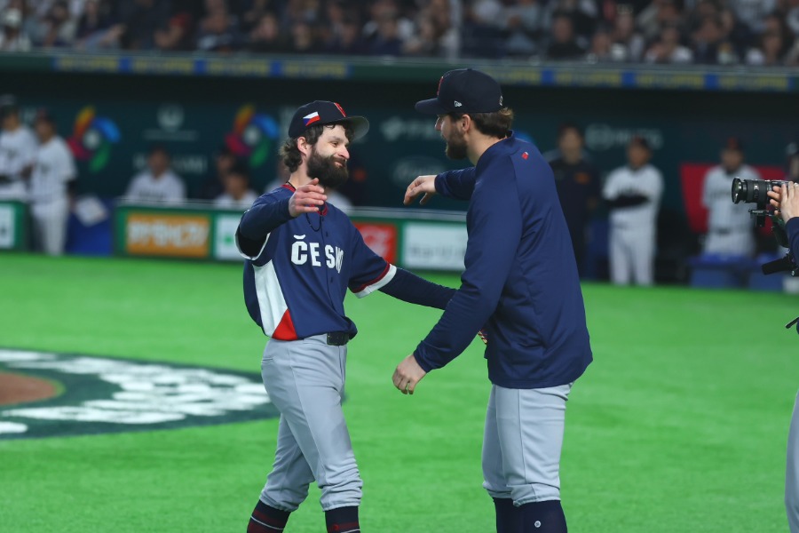 5回途中で降板したチェコ代表のオンジェイ・サトリア（左）【写真：加治屋友輝】