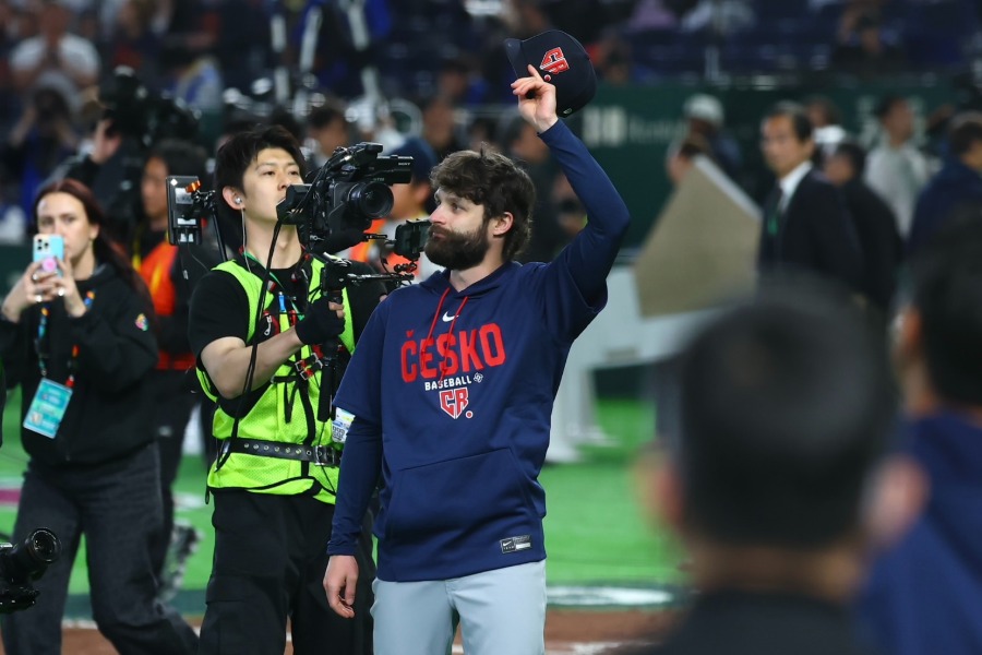 試合後、観客に挨拶するチェコ代表のオンジェイ・サトリア【写真：加治屋友輝】