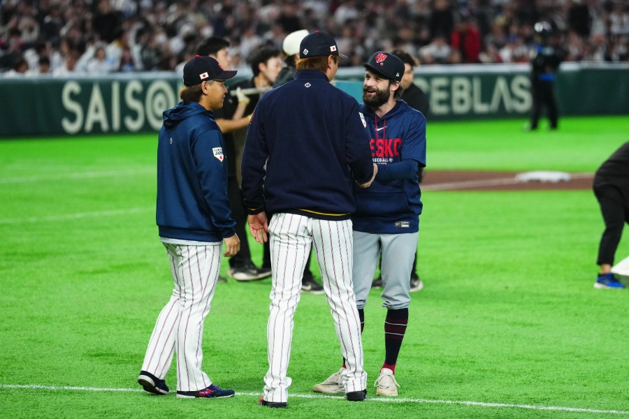 オンジェイ・サトリアと話す宮城大弥（左）と高橋宏斗【写真：小林靖】