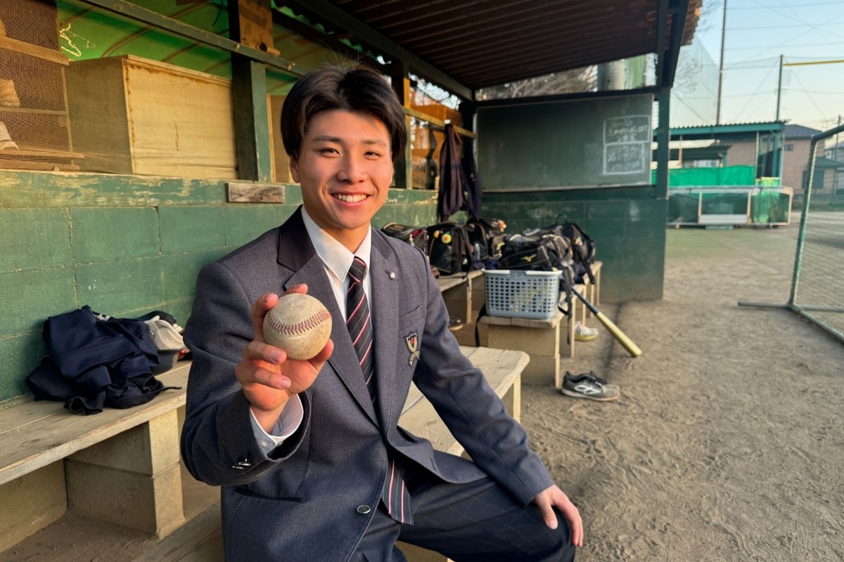 卒業を前にグラウンドでインタビューを受けた千葉黎明・今井心太郎【写真：楢崎豊】