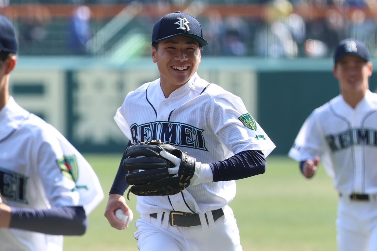 2025年センバツでシートノックを受け笑顔の千葉黎明・今井心太郎【写真：加治屋友輝】