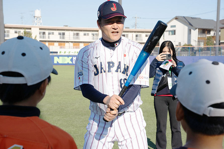 野球教室でスイングを実演する金子誠ヘッドコーチ【写真：磯田健太郎】