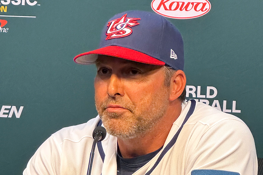 試合後の会見に応じた米国代表のマーク・デローサ監督【写真：木崎英夫】