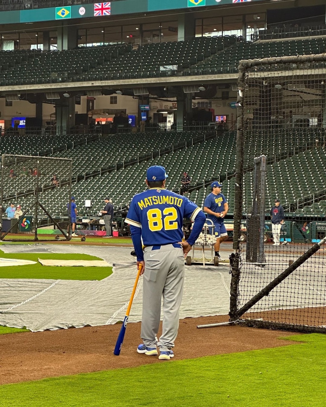 ブラジル代表の練習を見守る松元ユウイチ監督【写真：木崎英夫】