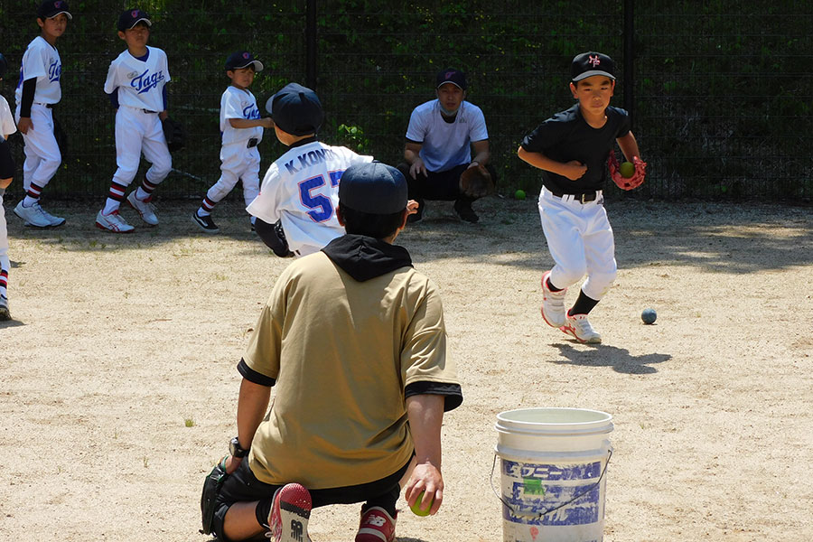 多賀少年野球クラブ・辻正人監督の指導の様子【写真：間淳】