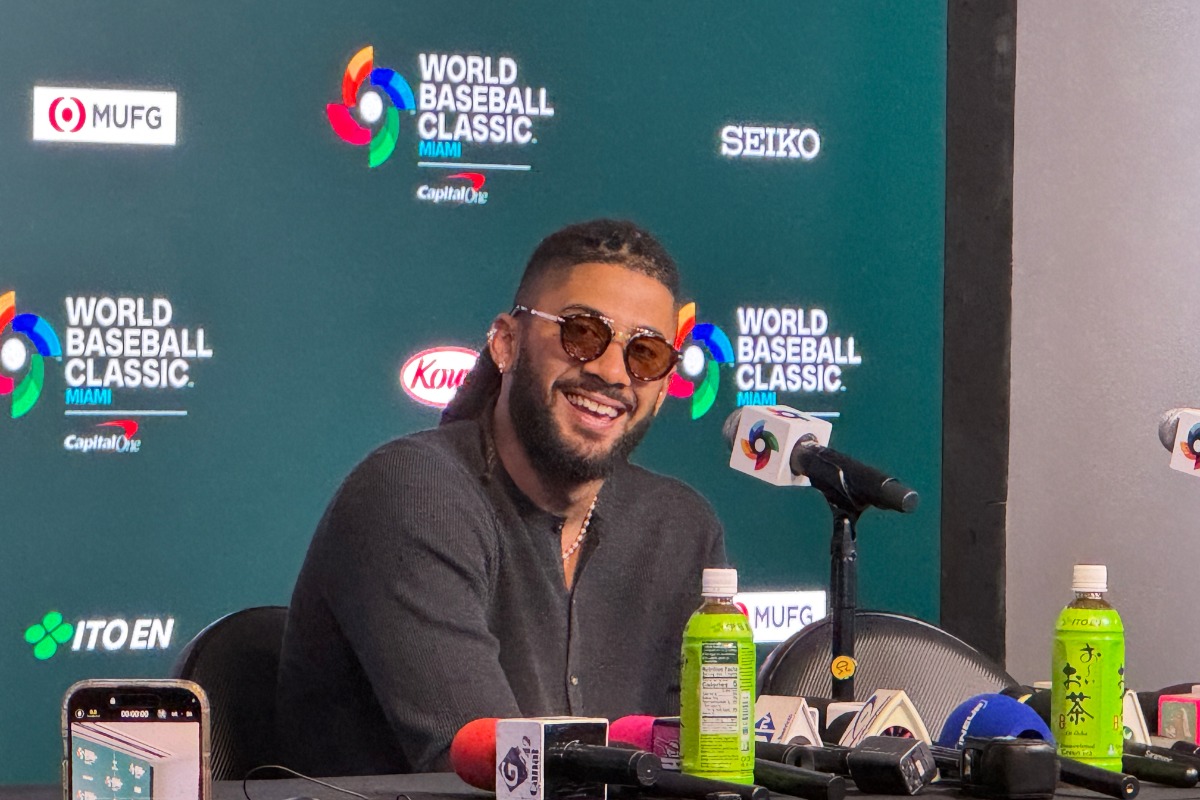 サングラス姿で会見するフェルナンド・タティスJr【写真：佐藤直子】