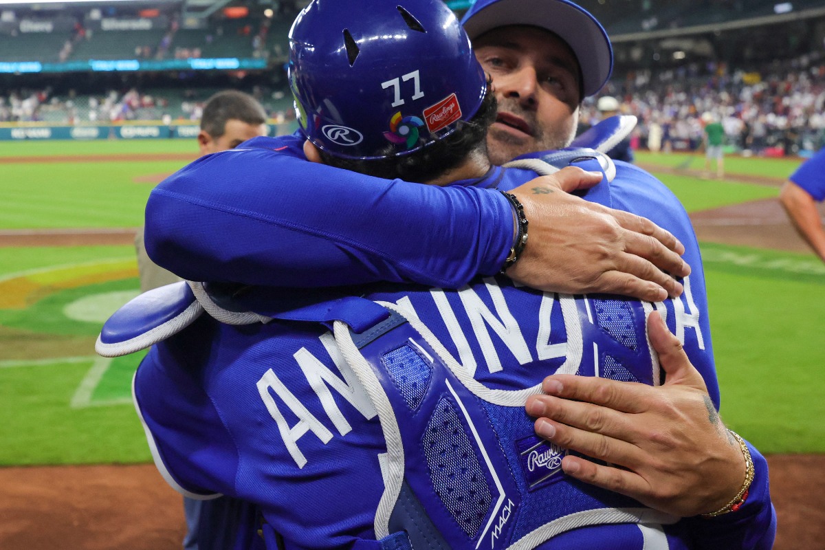 米国を破った後、熱いハグを交わすイタリア代表を指揮するフランシスコ・セルベリ監督【写真：ロイター】