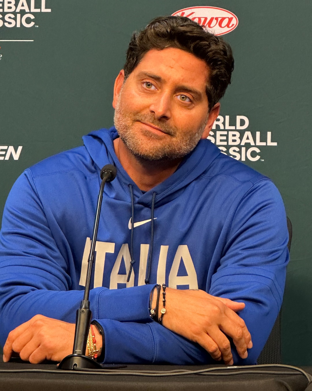 会見するフランシスコ・セルベリ監督【写真：木崎英夫】