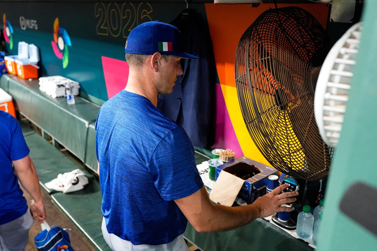 イタリア代表のベンチに置かれたエスプレッソマシーン【写真：アフロ】