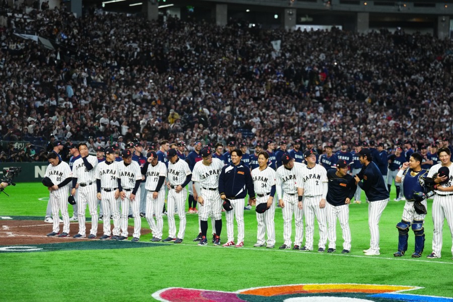 近藤を後ろから押し出す大谷【写真：小林靖】