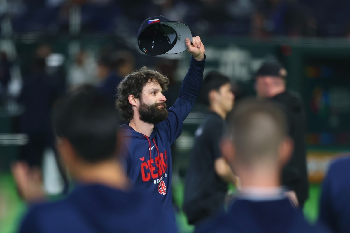 試合後、サトリアには東京ドームのファンから大きな拍手が贈られた【写真：加治屋友輝】