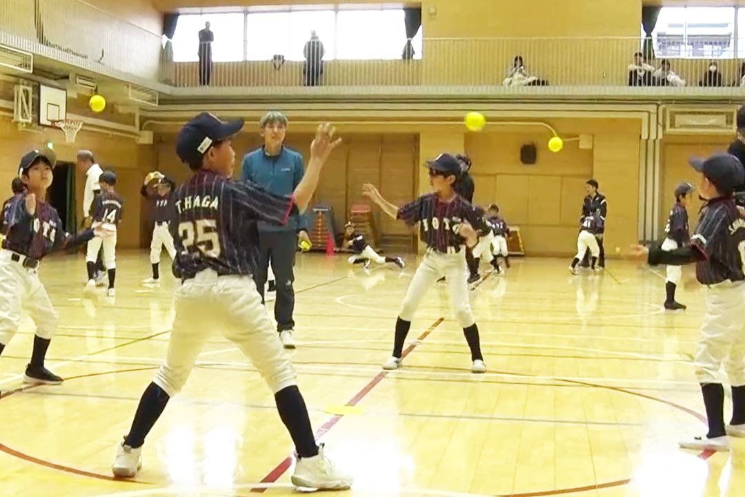 勝亦陽一教授推奨の「円陣キャッチボール」の様子【写真：編集部】