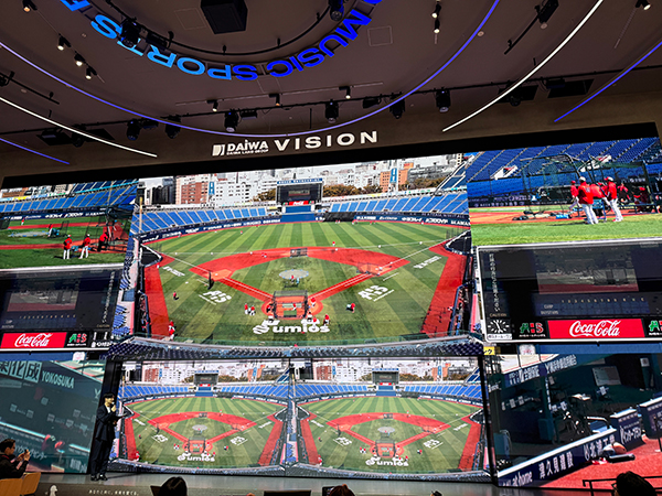 「THE LIVE Supported by 大和地所」に新設された18m×8mの大型ビジョン【写真：町田利衣】