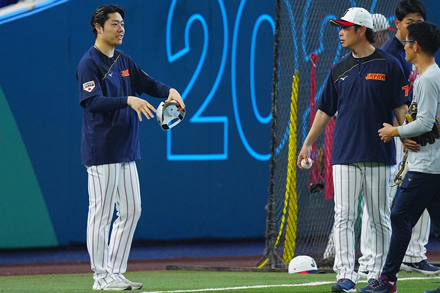 侍ジャパンに合流した松本裕樹（左）【写真：荒川祐史】
