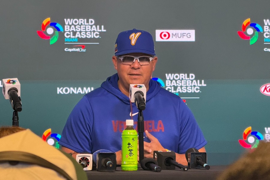 会見に臨んだベネズエラ代表のオマル・ロペス監督【写真：上野明洸】