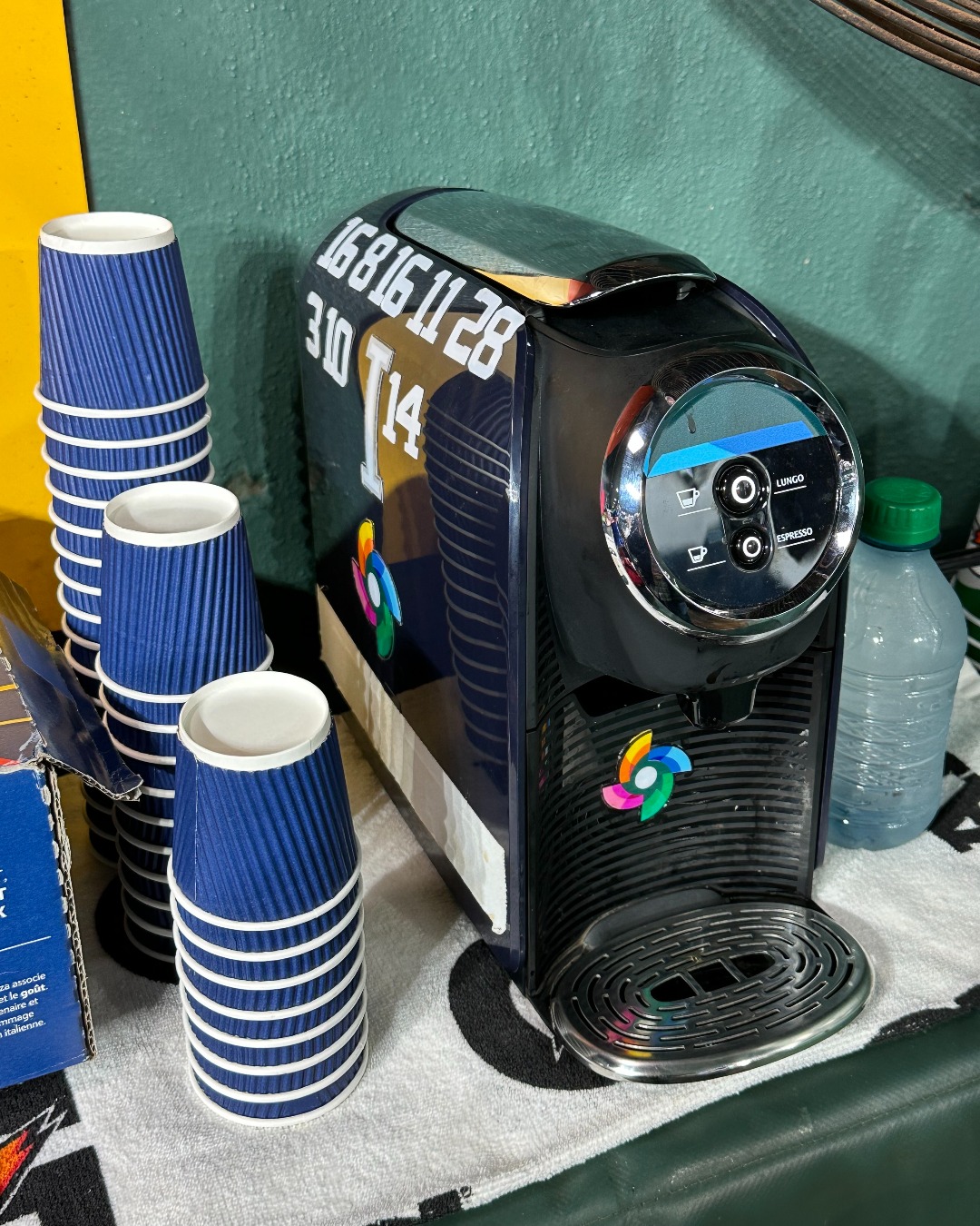 ベンチに置かれたエスプレッソマシーン【写真： 木崎英夫】