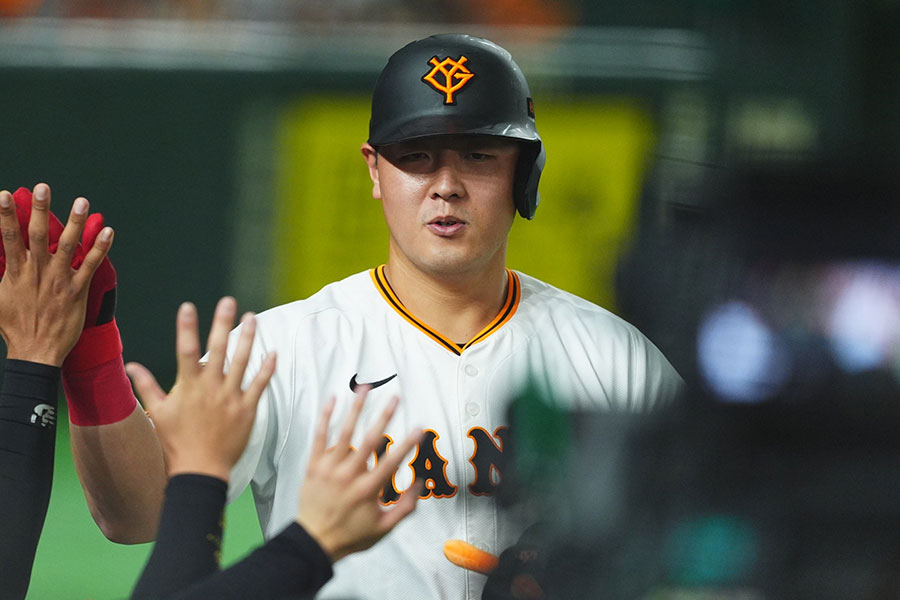 巨人時代の岡本和真【写真：小林靖】