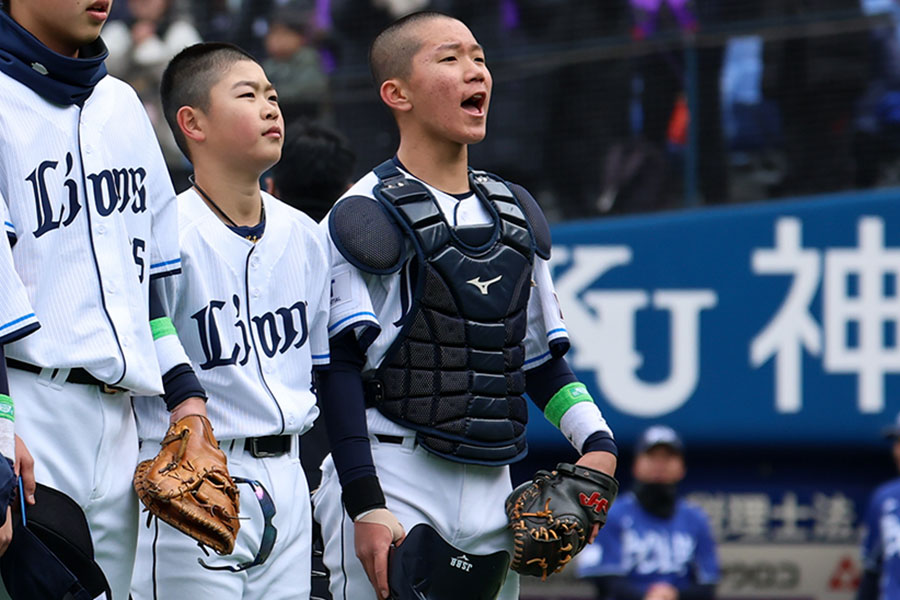 昨年の西武ジュニアで主将兼捕手を務めた諸橋侑吾（中央）【写真：加治屋友輝】