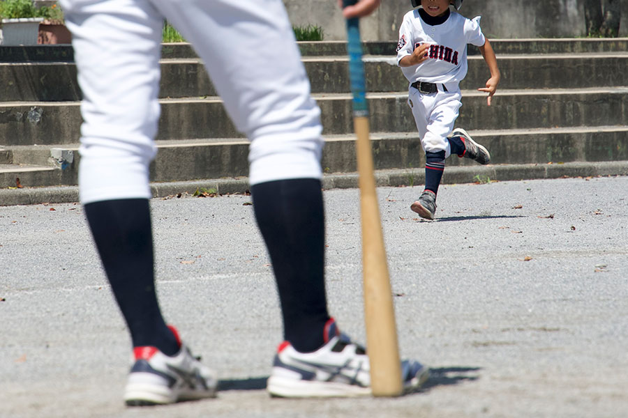 少年野球の現場で保護者が持つべき“心構え”とは(写真はイメージ)