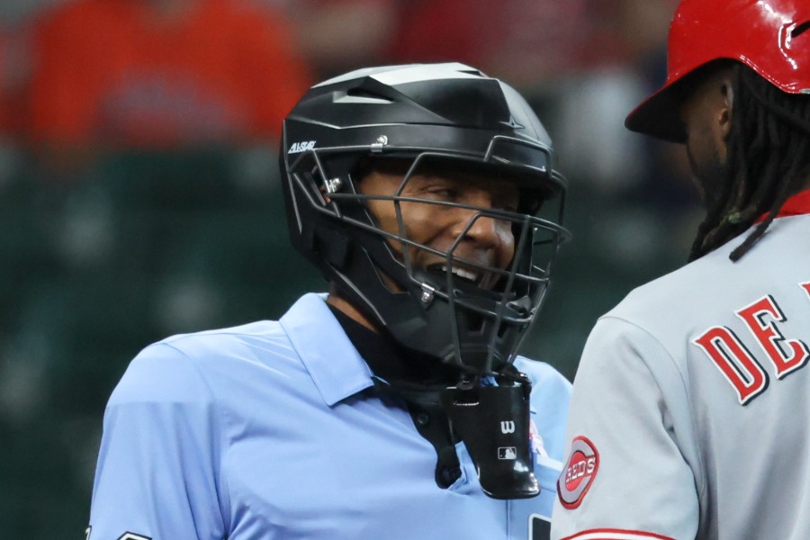 CB・バックナー球審【写真：アフロ】