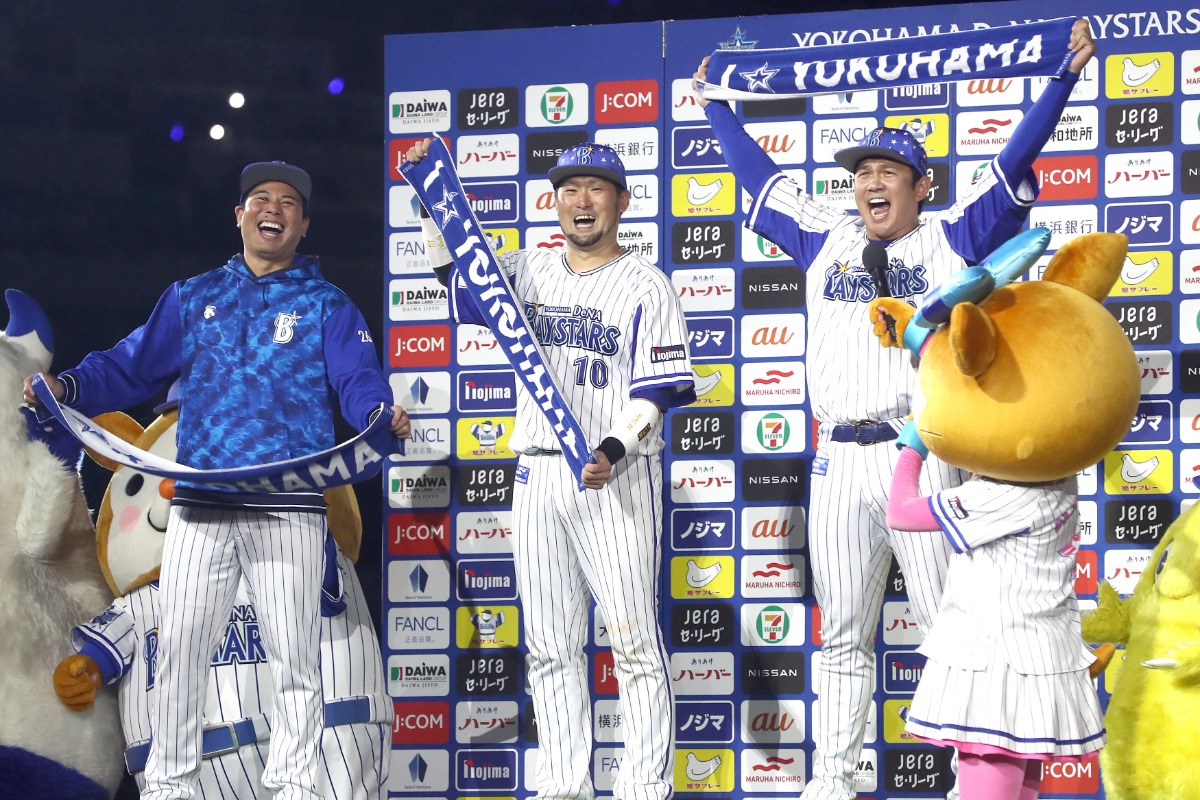 お立ち台で叫ぶDeNA・山崎康晃（2022年8月31日）【写真提供：産経新聞社】