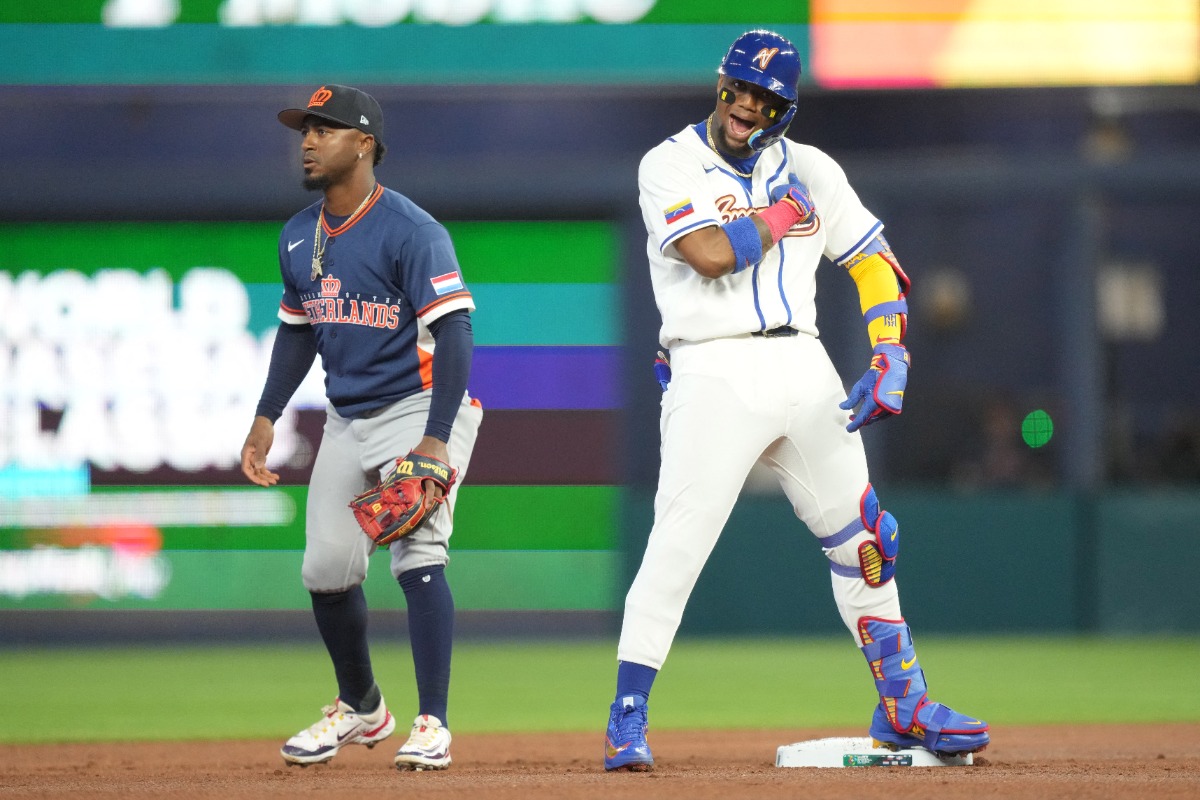 オランダ戦の初回に二塁打を放ち、喜びを見せるベネズエラのロナルド・アクーニャJr【写真：ロイター】