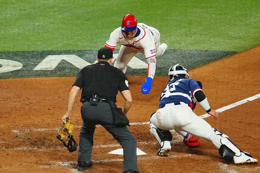 決死のヘッドスライディングを試みるドミニカ共和国代表のフアン・ソト【写真:荒川祐史】