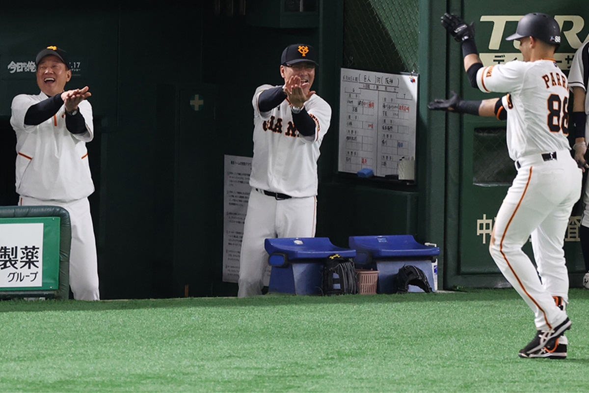 巨人・原辰徳元監督（左）とサメダンスをするヘラルド・パーラ一【写真提供：産経新聞社】