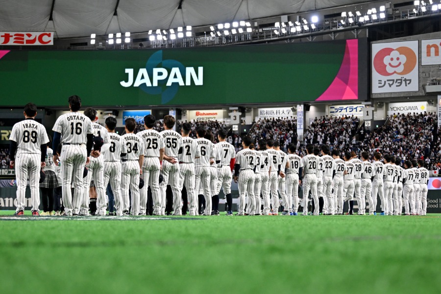 試合前、整列する侍ジャパン【写真:Getty Images】