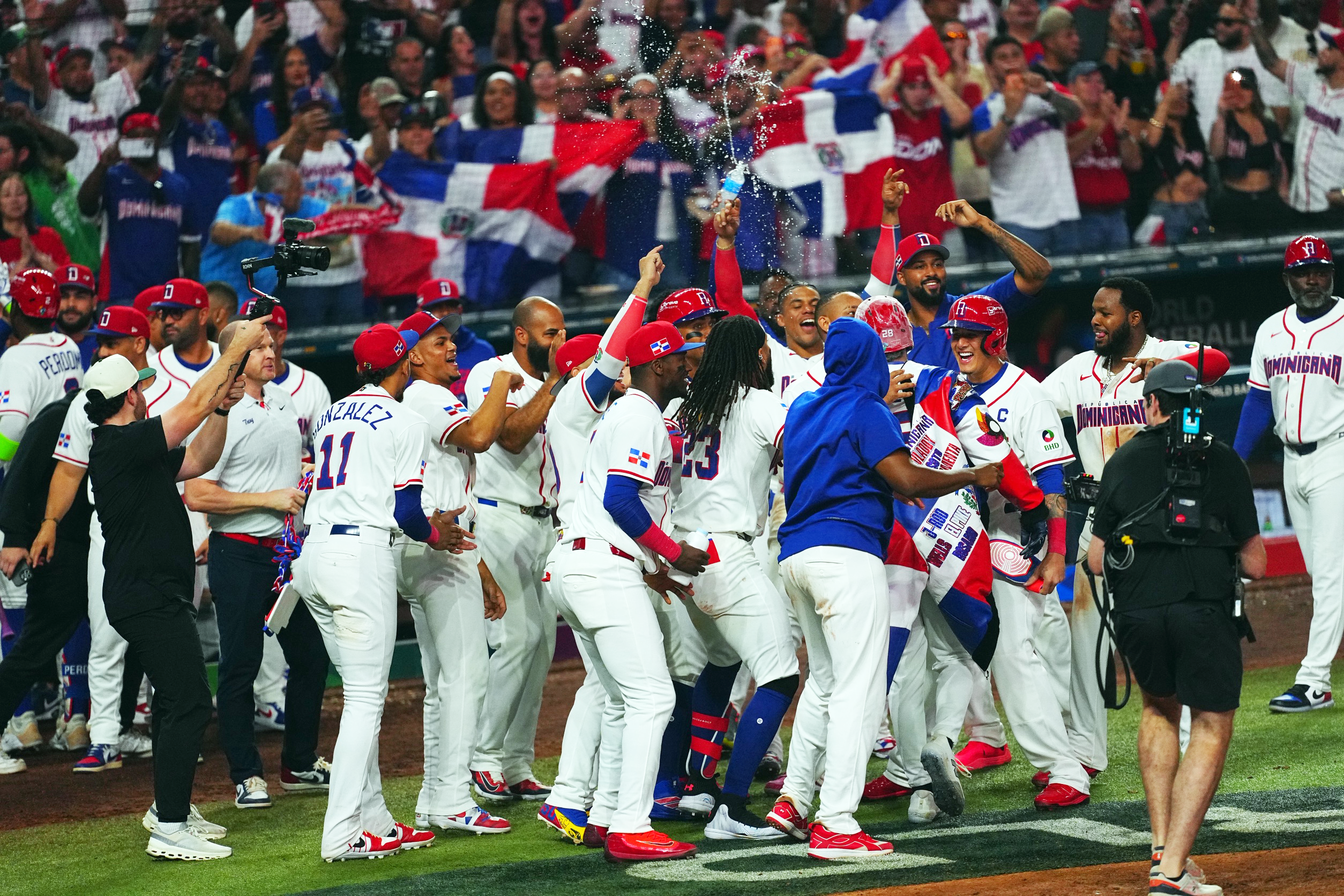 サヨナラ3ランでのコールド勝ちを喜ぶドミニカ代表ナイン【写真:荒川祐史】