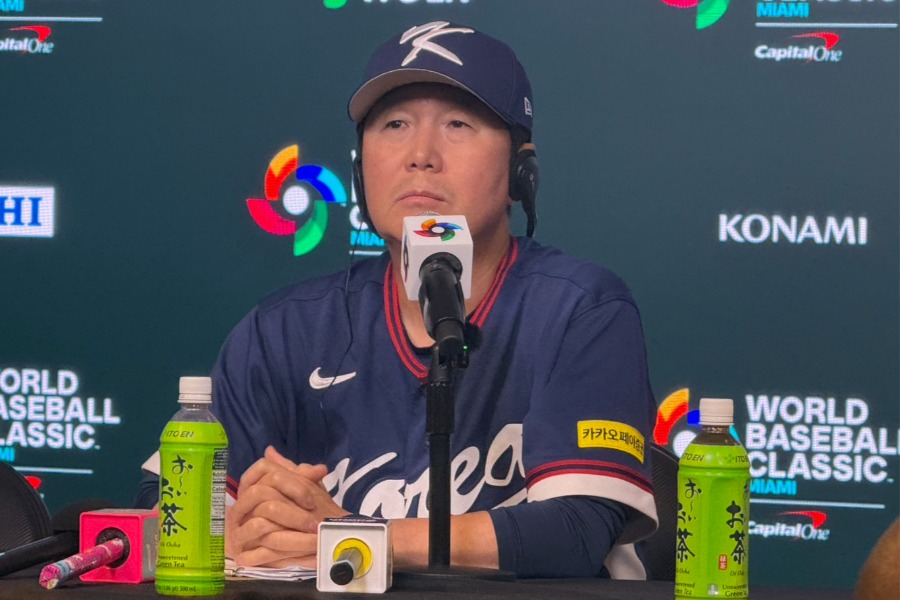 試合後、会見に出席した韓国代表のリュ・ジヒョン監督【写真：上野明洸】