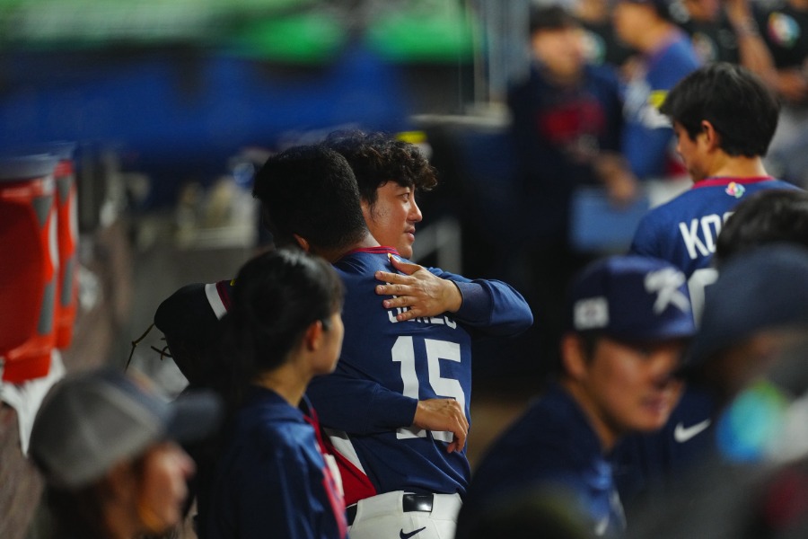 試合後、健闘をたたえ合う韓国代表ナイン【写真:荒川祐史】