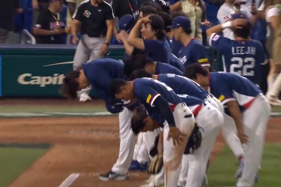 試合後、ファンに一礼する韓国代表ナイン(写真はスクリーンショット)