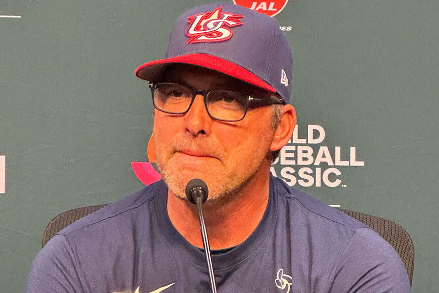 試合後取材に応じた米国代表のマーク・デローサ監督【写真：木崎英夫】