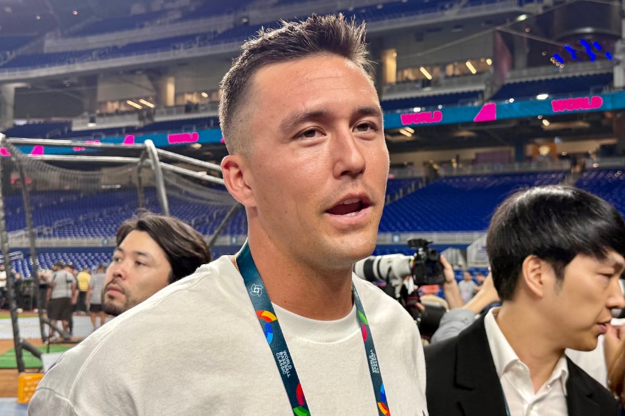 取材に応じるカージナルスのラーズ・ヌートバー【写真:小谷真弥】