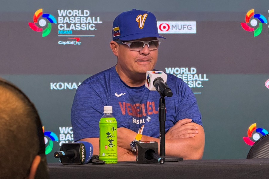 試合前、取材に応じるベネズエラ代表のオマル・ロペス監督【写真:上野明洸】