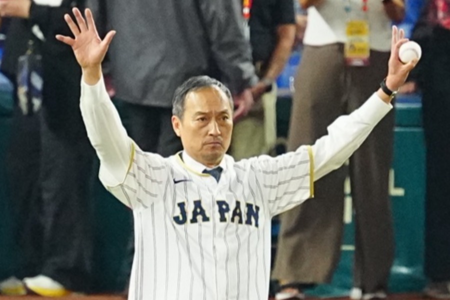 始球式に登場した俳優の渡辺謙さん【写真:荒川祐史】