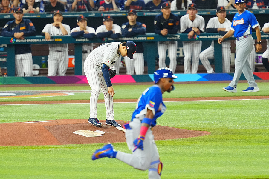 被弾した侍ジャパン・山本由伸【写真：荒川祐史】