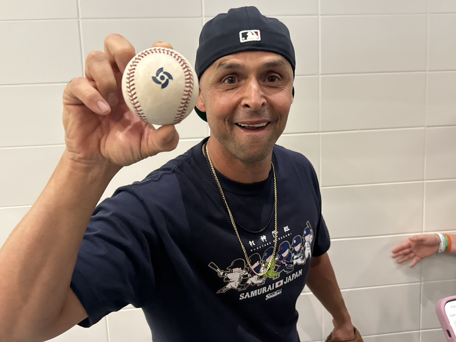 HR球をキャッチしたロバートバルデスさん【写真:上野明洸】