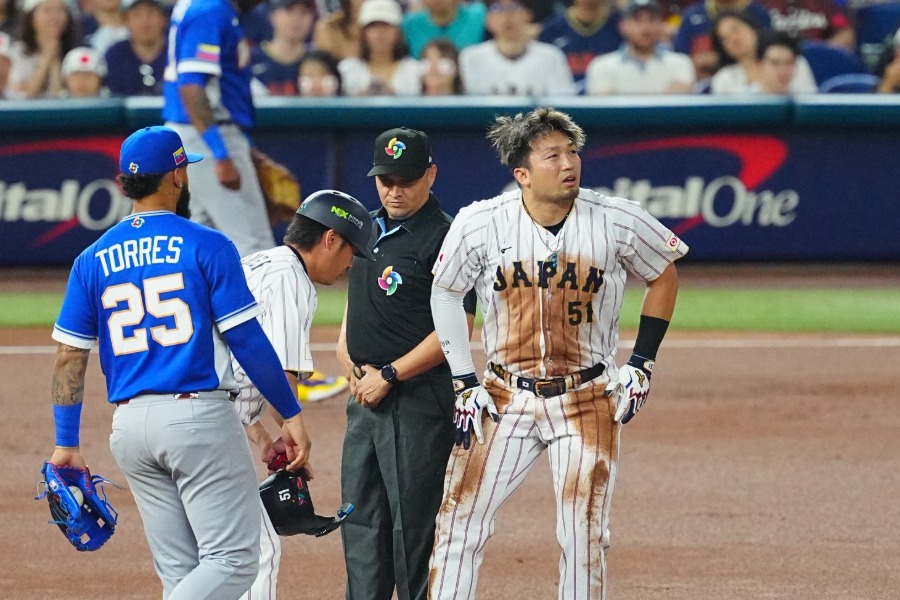 負傷交代した侍ジャパン・鈴木誠也【写真：荒川祐史】