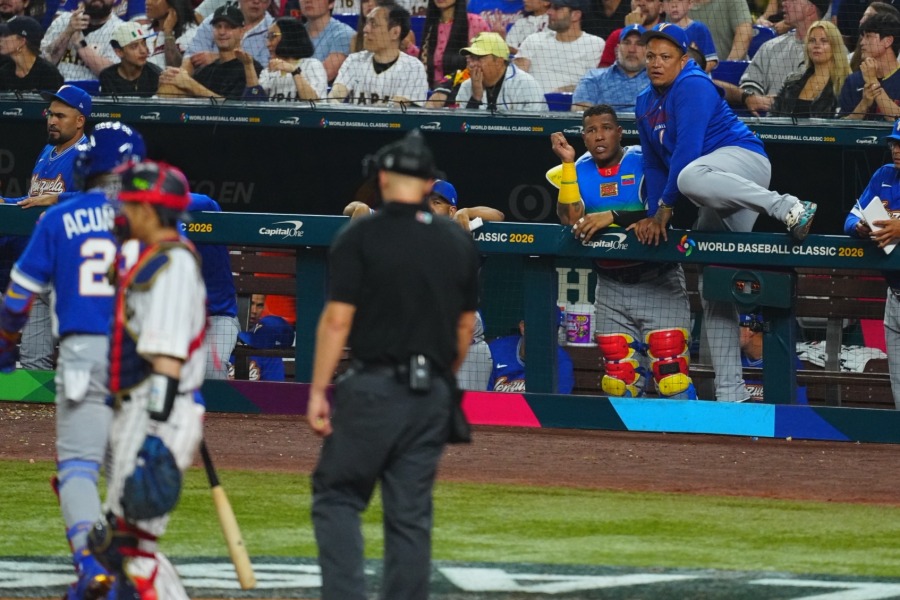 判定を巡って不満が続出するベネズエラナイン【写真：荒川祐史】