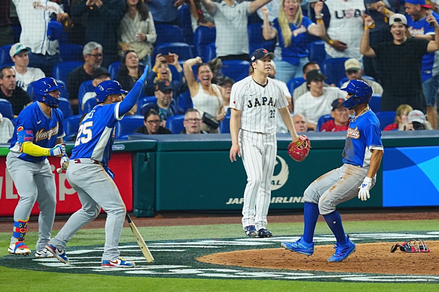 8回に牽制悪送球で追加点を許した種市篤暉【写真：荒川祐史】