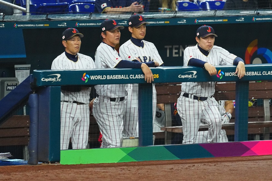 敗戦直後、グラウンドを見つめる侍ジャパンの首脳陣【写真：荒川祐史】