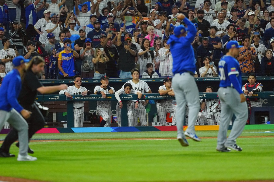 敗戦しベンチで呆然とする侍ジャパンナイン【写真:荒川祐史】