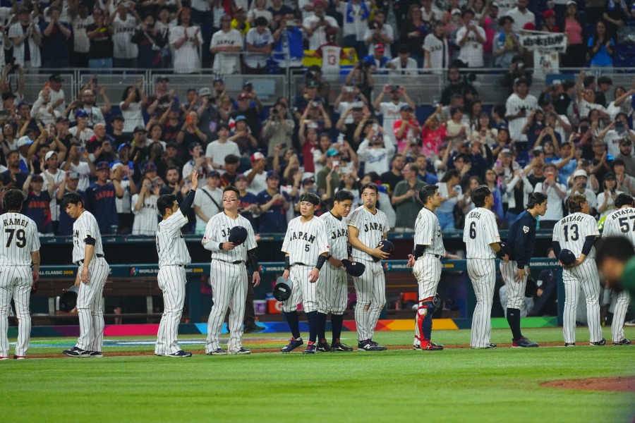 試合後、観客に挨拶する侍ジャパン【写真：荒川祐史】
