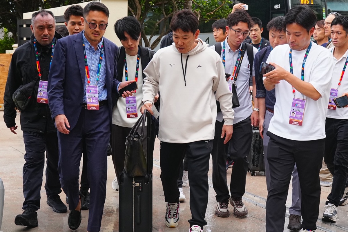 バスに乗り込む侍ジャパン・井端弘和監督【写真：荒川祐史】