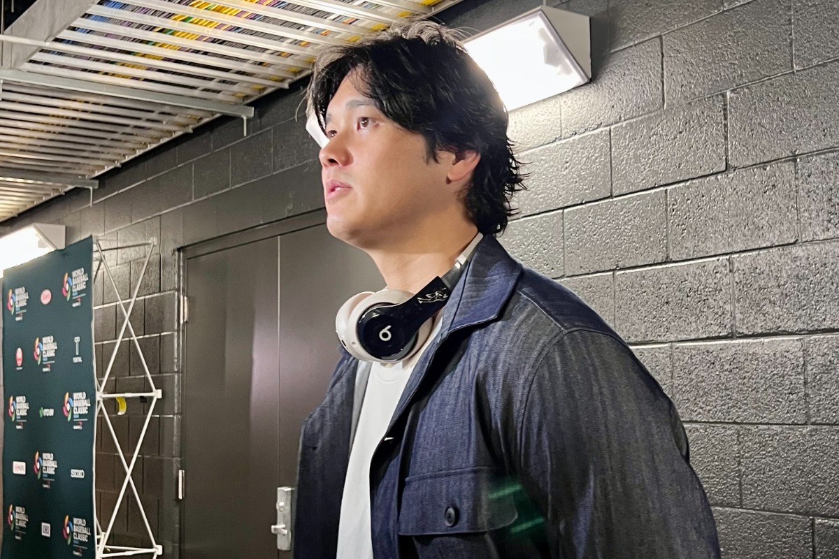 試合後に取材対応する大谷翔平【写真：小谷真弥】